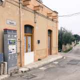Via Lepore, una strada molto stretta costeggiata da muretti a secco e ulivi